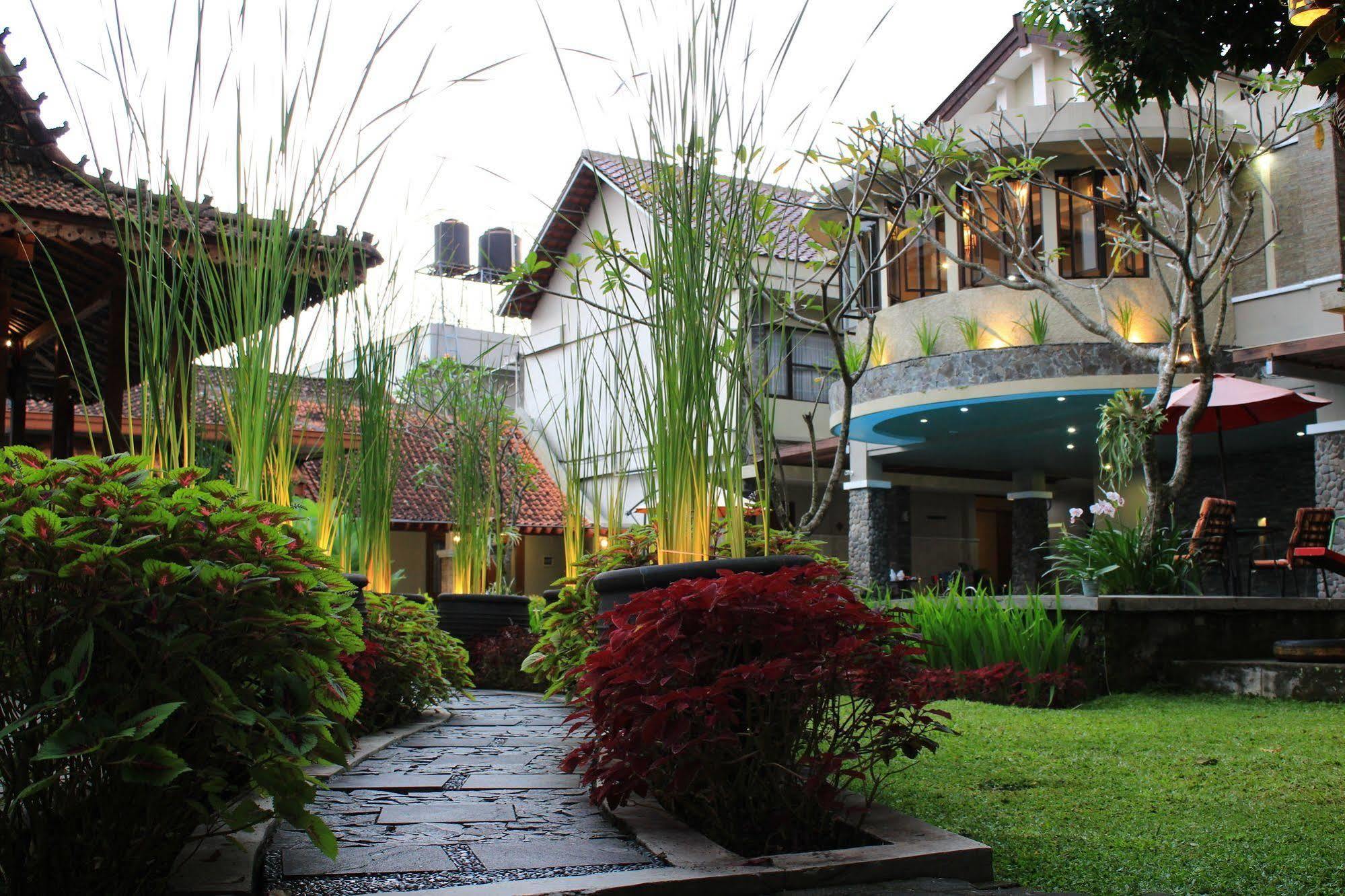 Hotel Sriti Magelang Kültér fotó